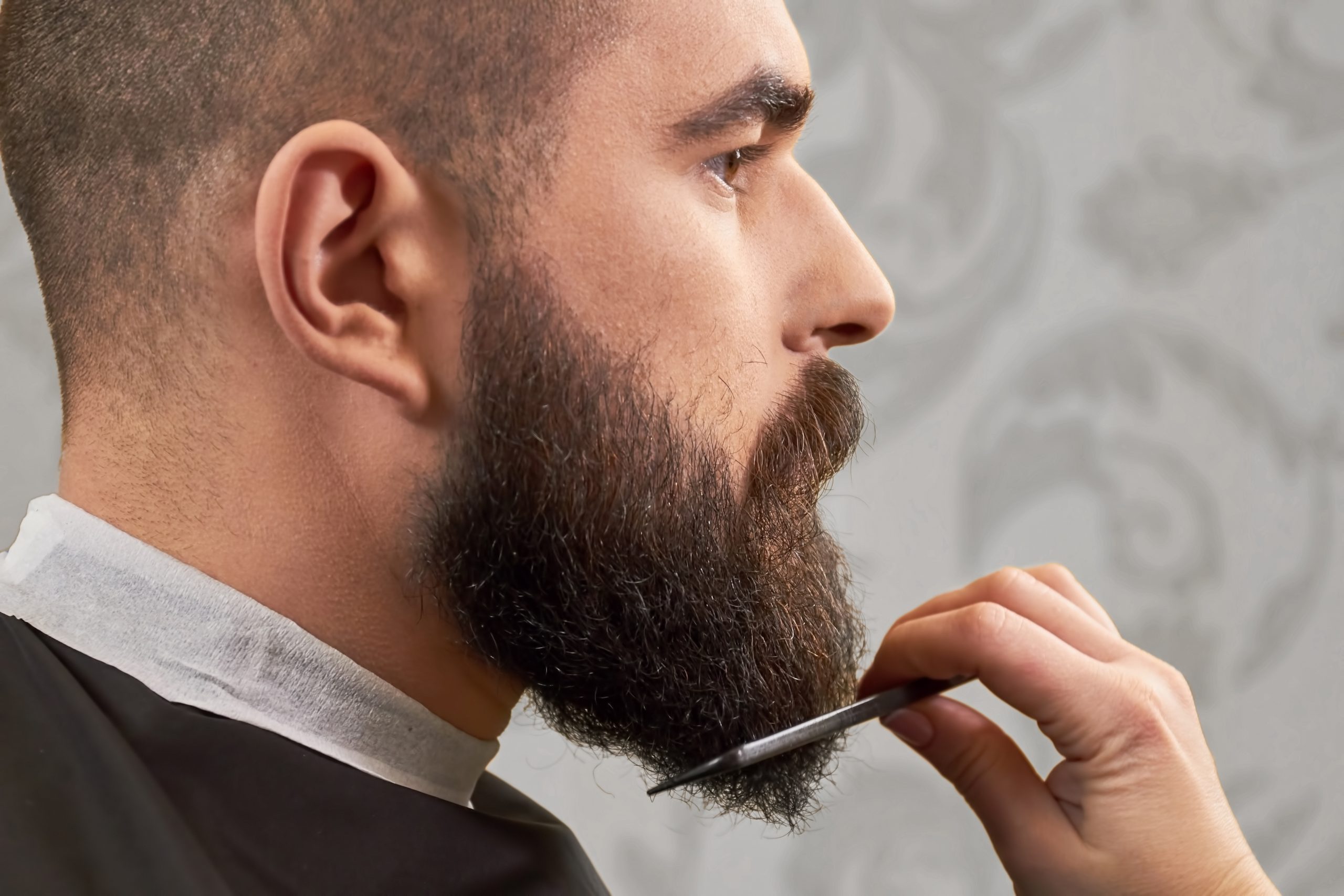 7 hábitos que dañan tu barba