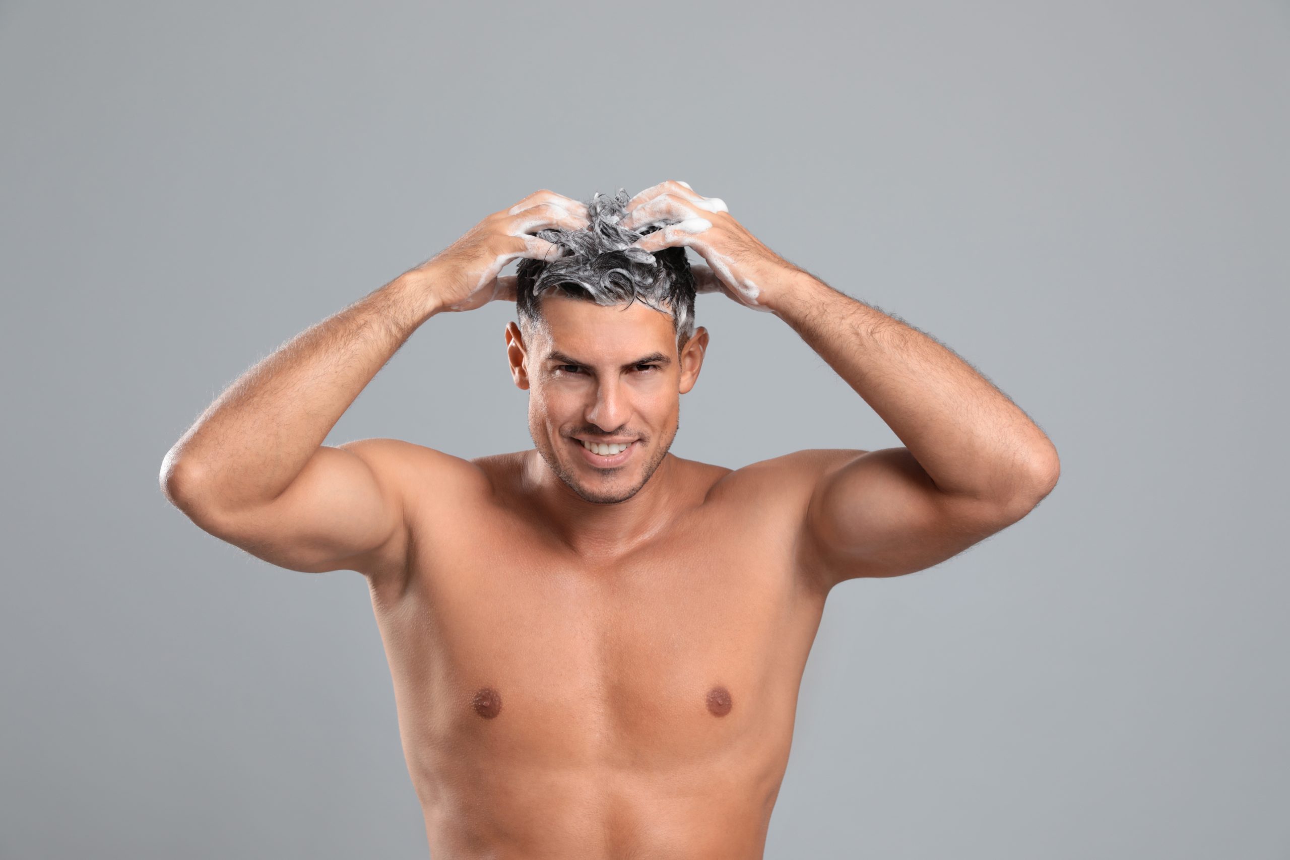 Cómo lavar el pelo después de un injerto capilar sin dañar los folículos