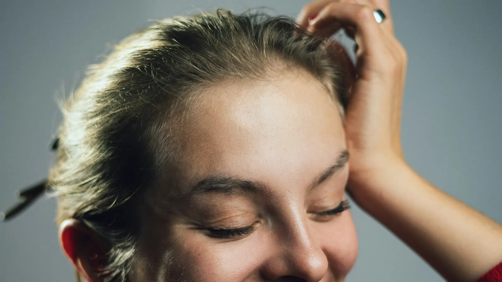 Mujer revisando la calidad y densidad de su cabello